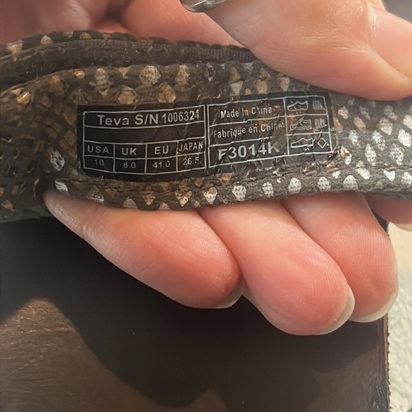 Teva sandals neutral metallic snakeskin pattern - Picture 6 of 9